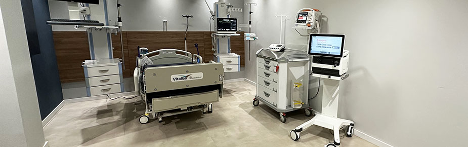 Leito hospitalar preparado para internação com monitor multiparamétrico, bomba de infusão e infraestrutura assistencial completa.
