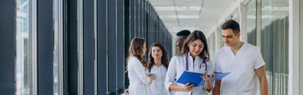 Equipe de profissionais de saúde analisando informações em ambiente hospitalar